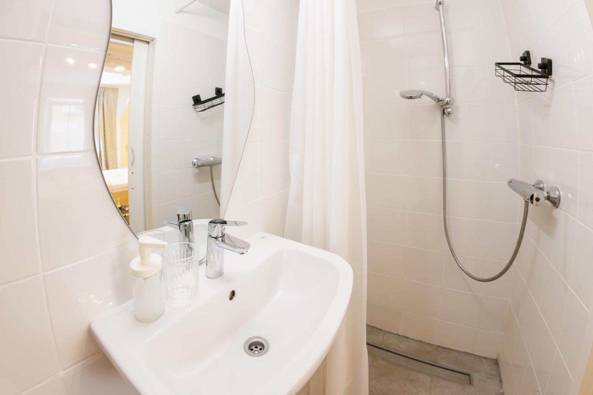Plutus Apartments And Rooms With Free Parking โคเปร์ ภายนอก รูปภาพ