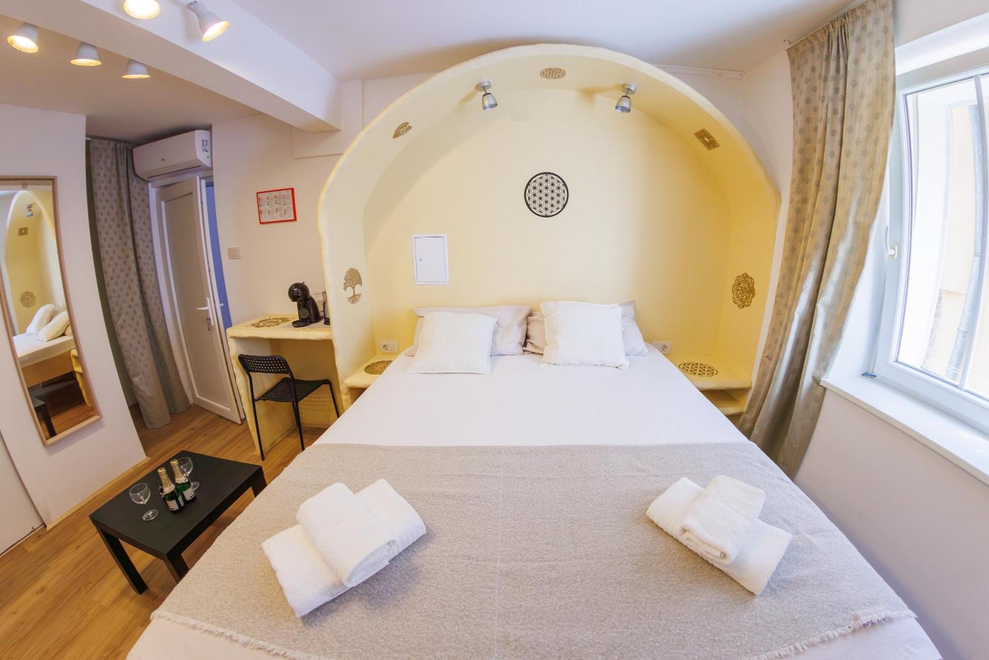 Plutus Apartments And Rooms With Free Parking โคเปร์ ภายนอก รูปภาพ