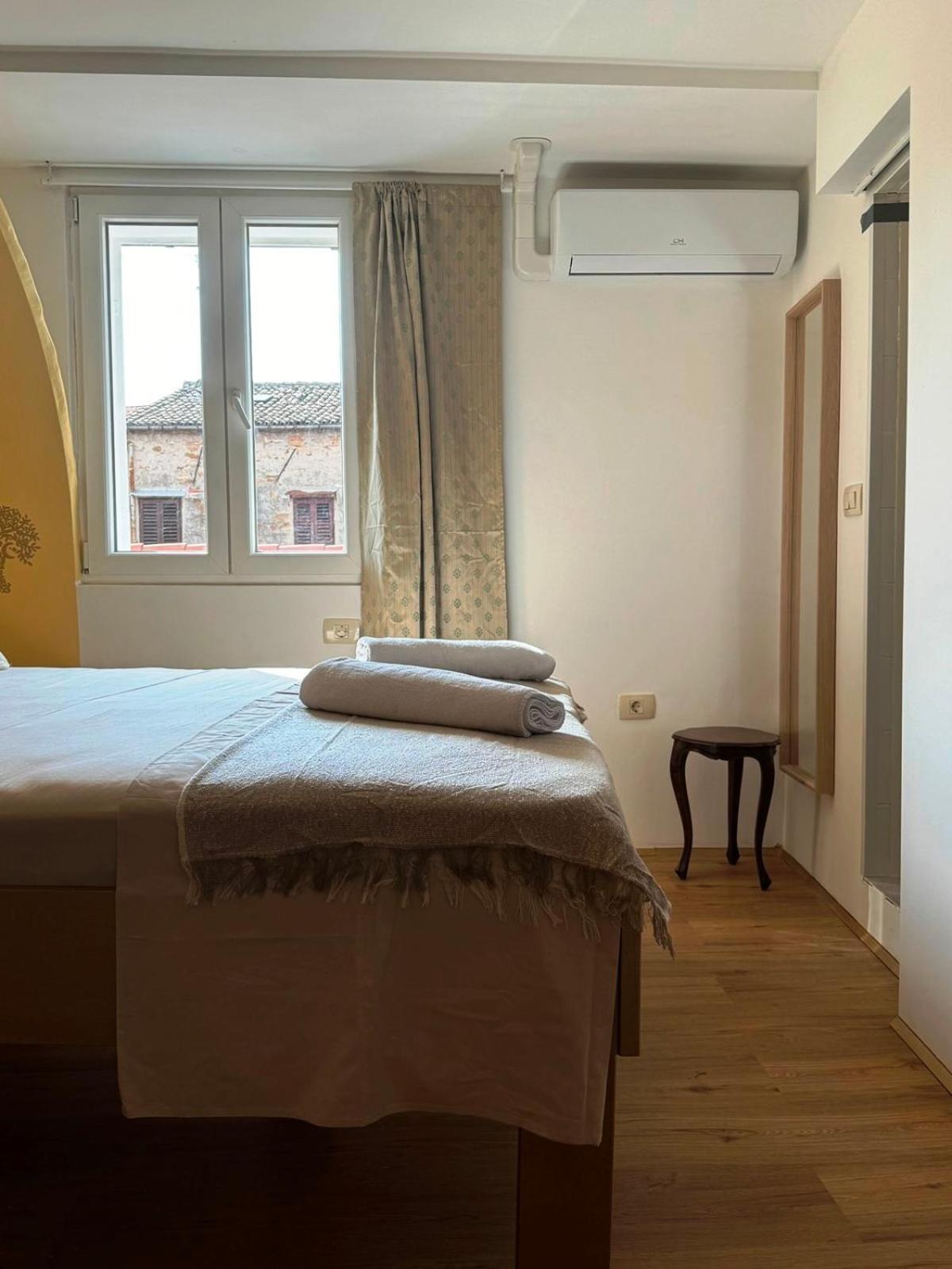Plutus Apartments And Rooms With Free Parking โคเปร์ ภายนอก รูปภาพ