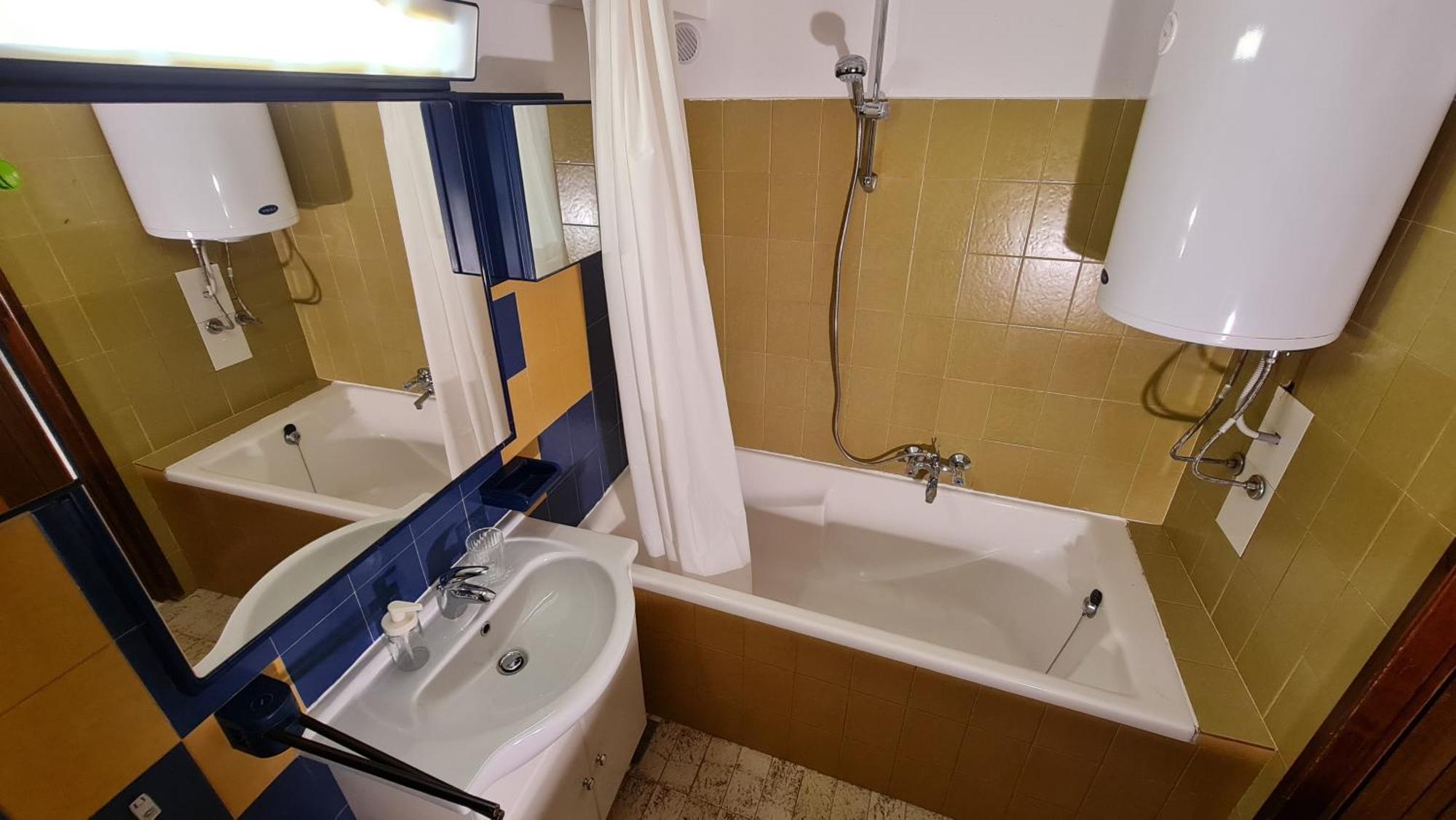 Plutus Apartments And Rooms With Free Parking โคเปร์ ภายนอก รูปภาพ